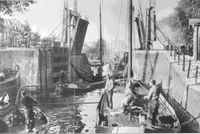 Molenbrug open met oude scheepjes