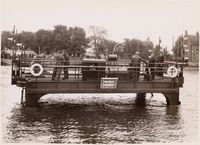 1937_De_eerste_tocht_van_de_rijdende_pont_bij_Zeeburg_in_het_Merwedekanaal
