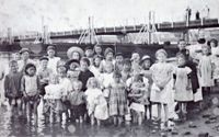 Kinderen op het strand bij de scheepjes brug_1
