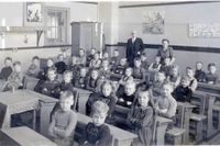 Schoolfoto 1953 Alie Verdouw van Dijk middelste rij 1e bank rechts